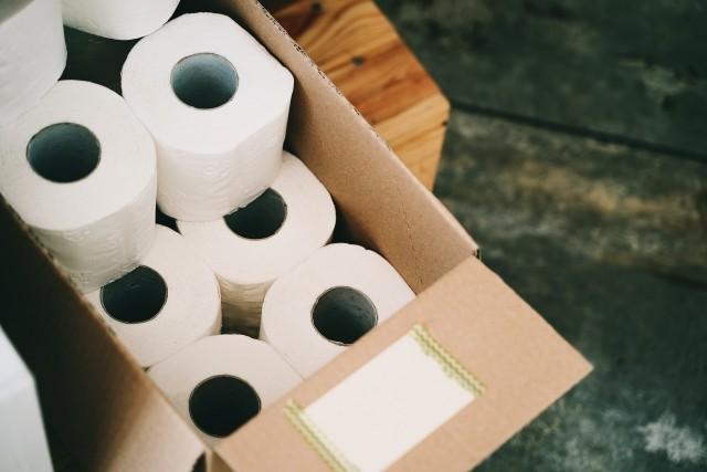 Toilet 纸 packaged in a corrugated box